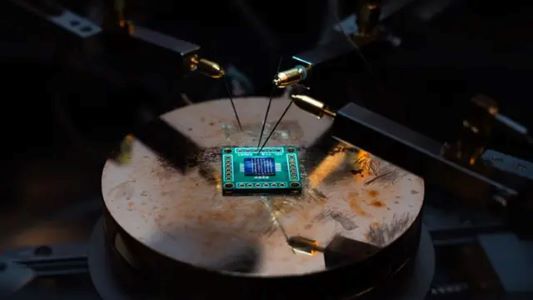 Beyond Moore’s Law: KAUST Scientists Build World’s First Six-Layer Hybrid Microchip